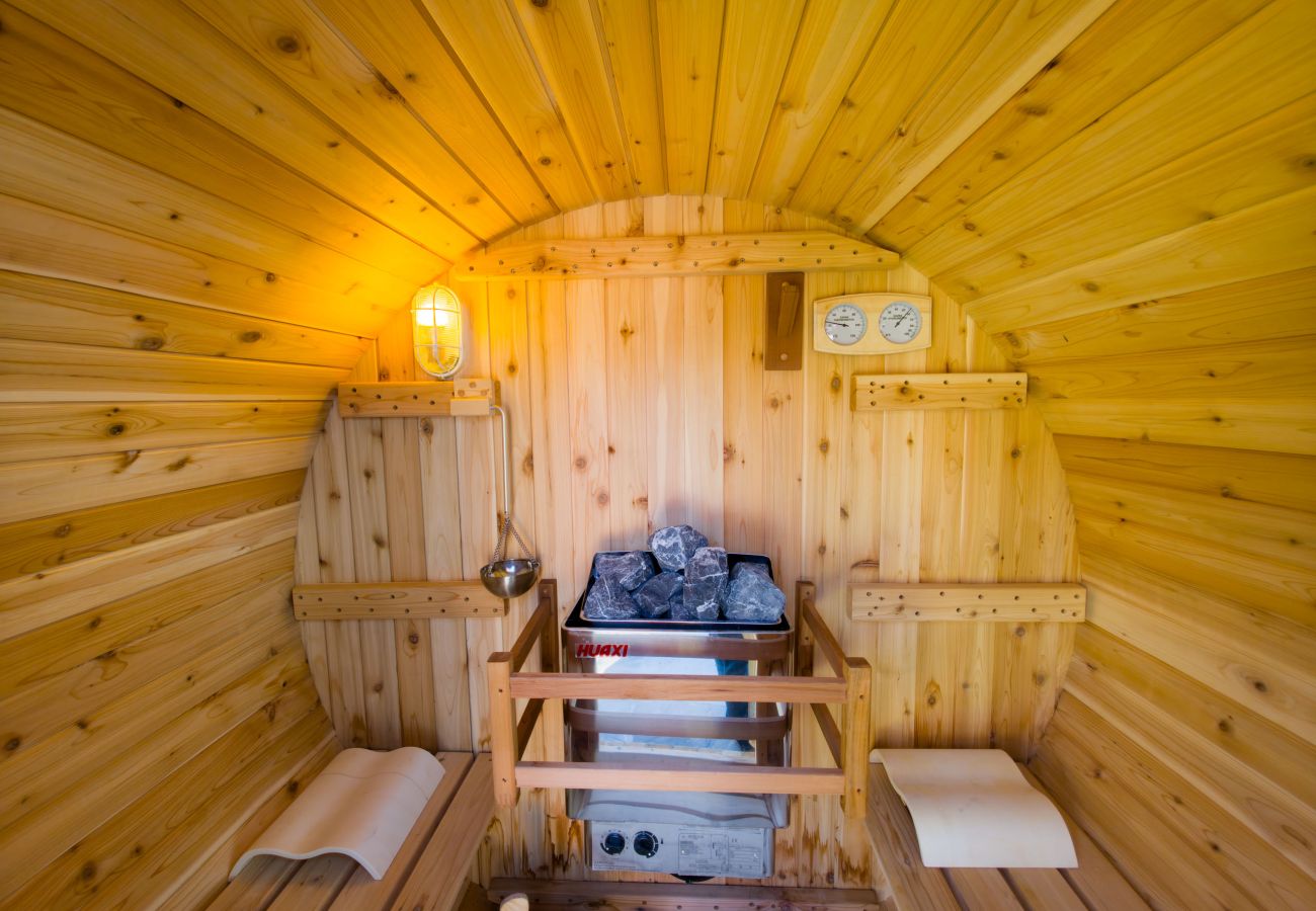House in Aviemore - Kestrel Lodge - Aviemore hot tub lodge with sauna