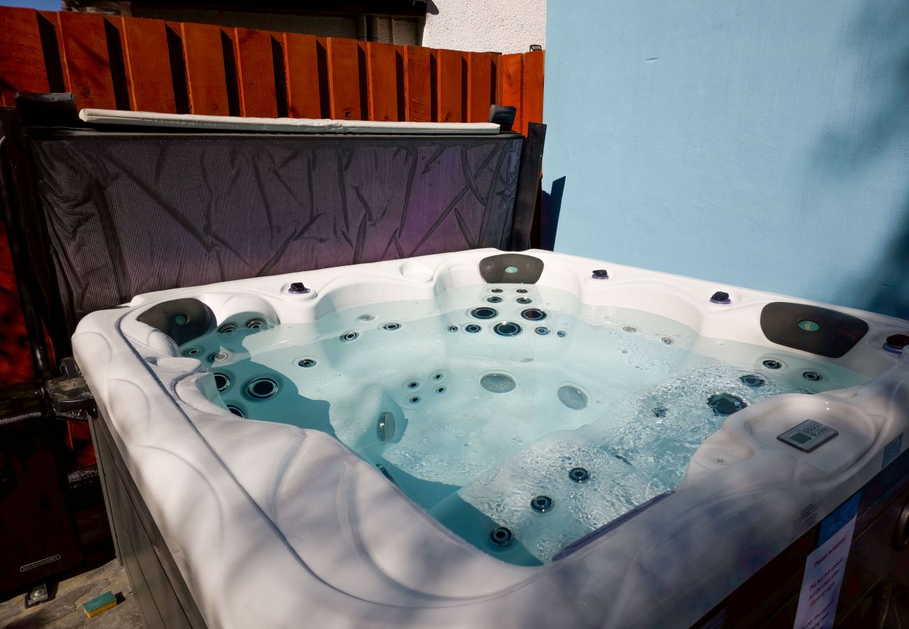 House in Aviemore - Kestrel Lodge - Aviemore hot tub lodge with sauna