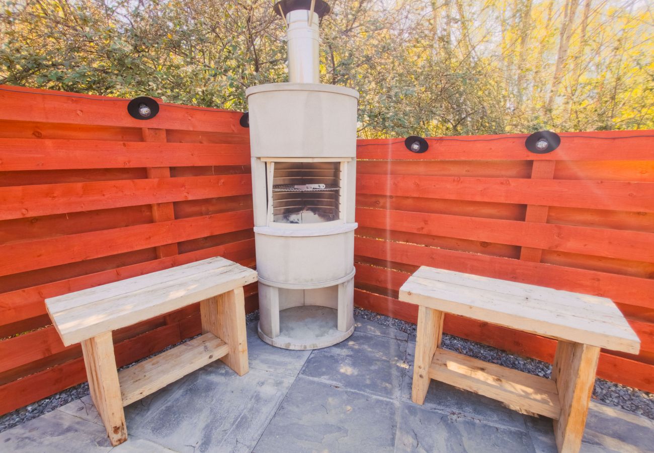 House in Aviemore - Kestrel Lodge - Aviemore hot tub lodge with sauna