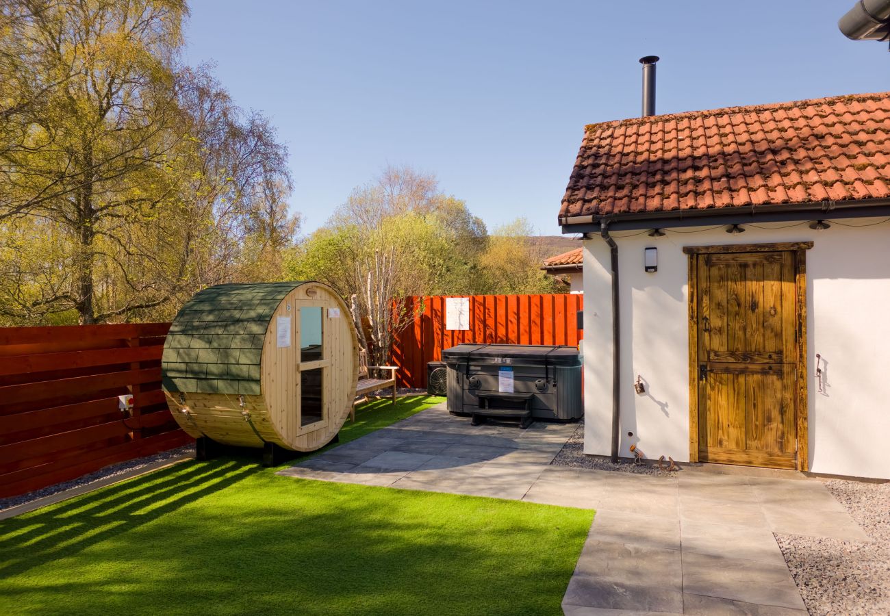 House in Aviemore - Kestrel Lodge - Aviemore hot tub lodge with sauna