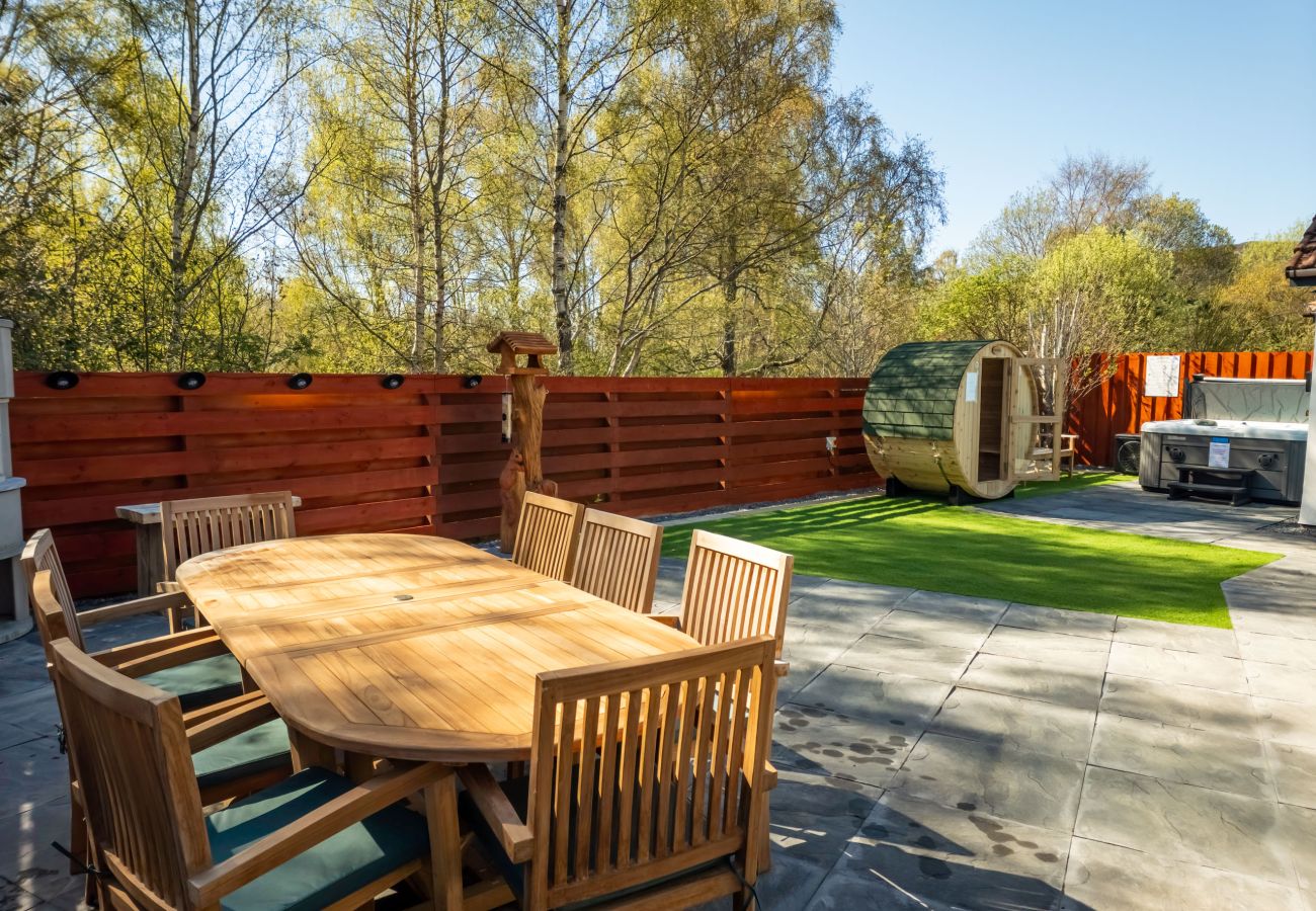 House in Aviemore - Kestrel Lodge - Aviemore hot tub lodge with sauna