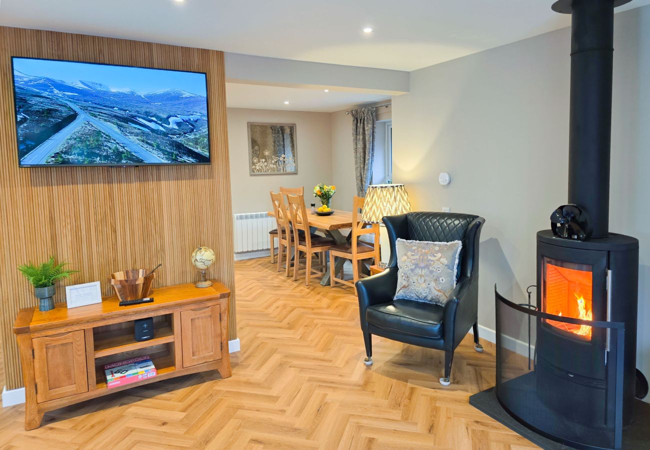House in Aviemore - Kestrel Lodge - Aviemore hot tub lodge with sauna