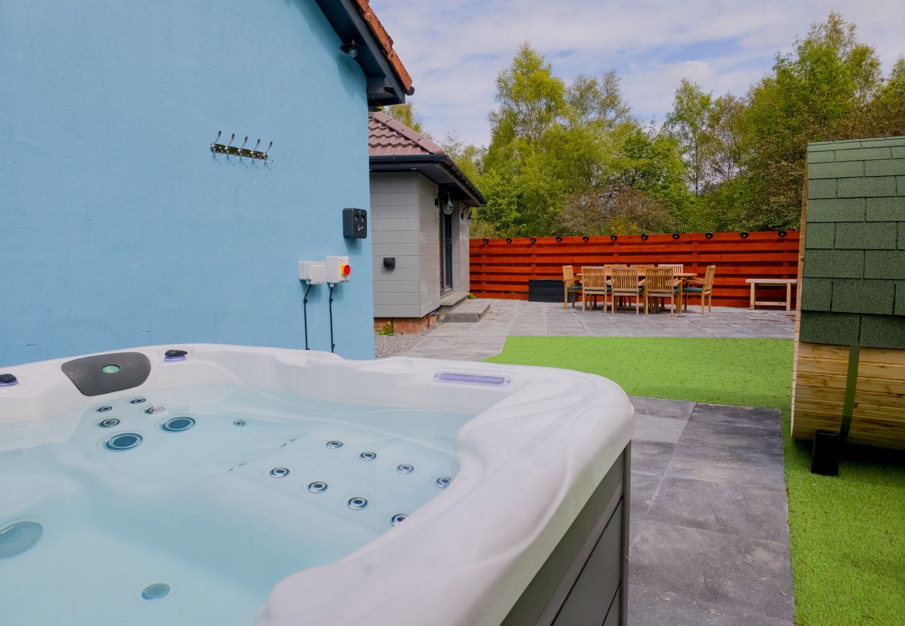 House in Aviemore - Kestrel Lodge - Aviemore hot tub lodge with sauna