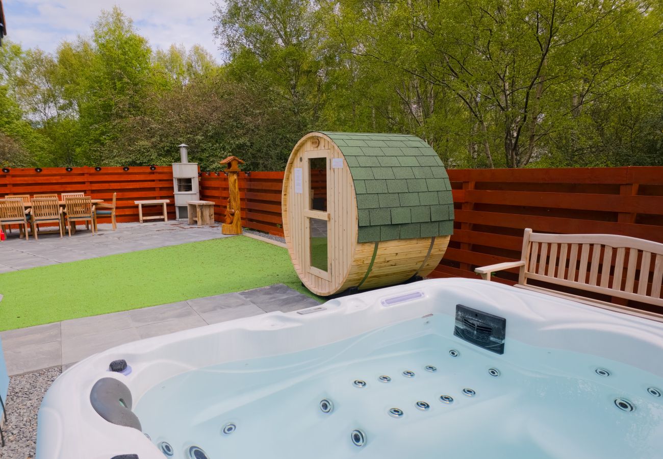 House in Aviemore - Kestrel Lodge - Aviemore hot tub lodge with sauna