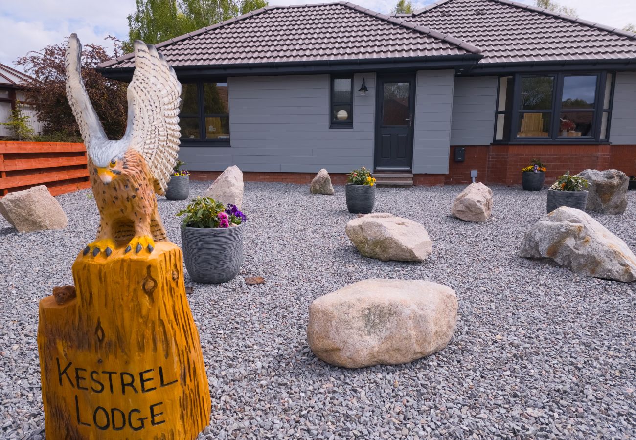 House in Aviemore - Kestrel Lodge - Aviemore hot tub lodge with sauna