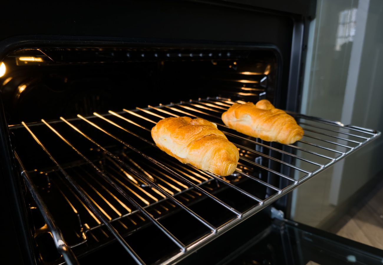Full size oven interior at Inverness holiday let