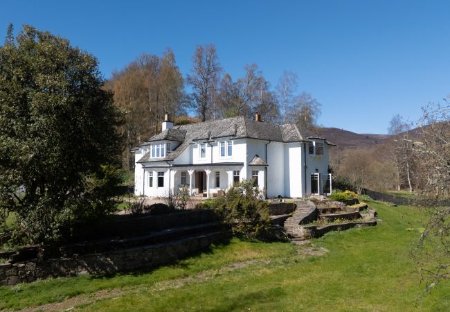 Country house in Aviemore - Lynwilg House - Large Group Holiday Home with hot tub