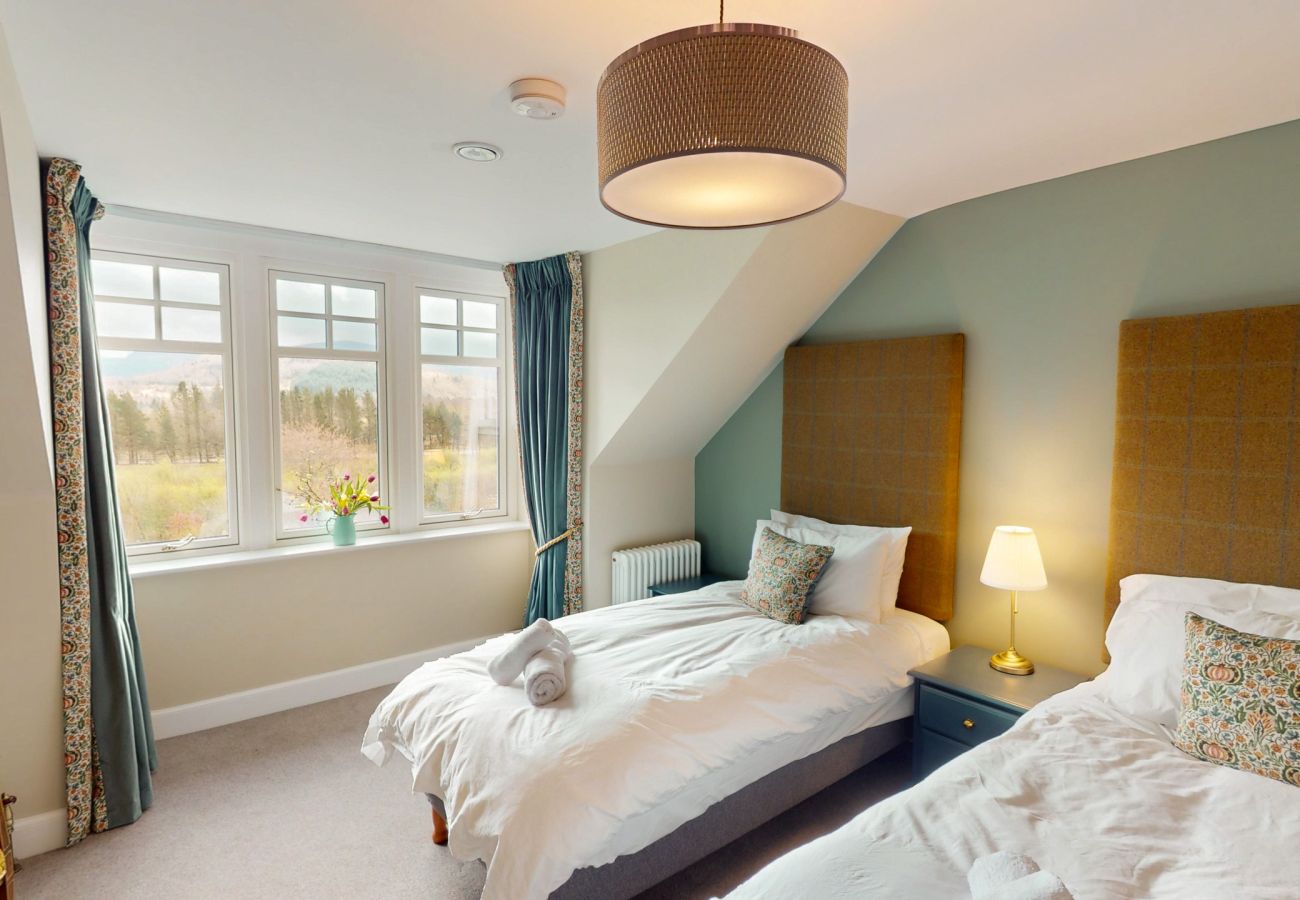 Country house in Aviemore - Lynwilg House - Large Group Holiday Home