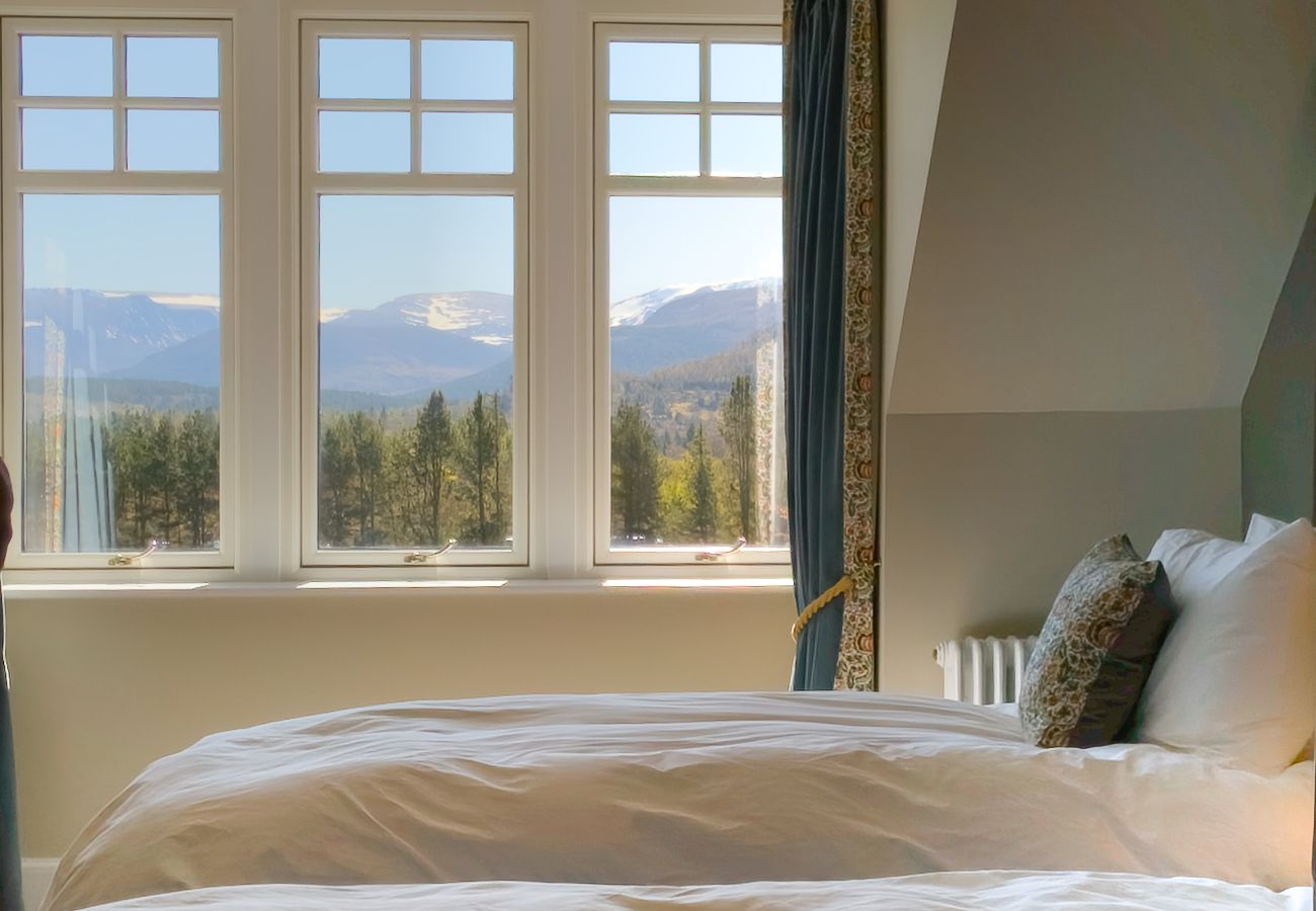 Country house in Aviemore - Lynwilg House - Large Group Holiday Home