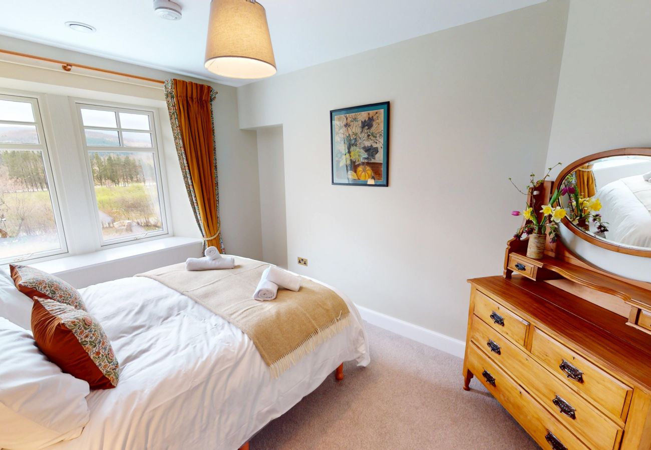 Country house in Aviemore - Lynwilg House - Large Group Holiday Home