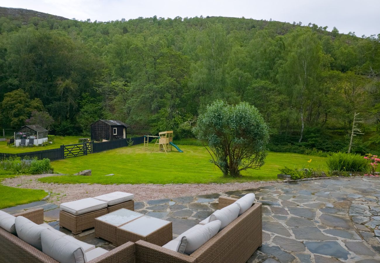 Country house in Aviemore - Lynwilg House - Large Group Holiday Home