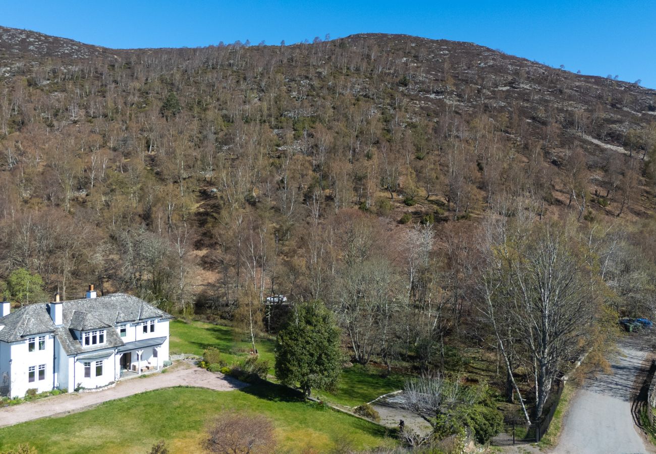 Country house in Aviemore - Lynwilg House - Large Group Holiday Home