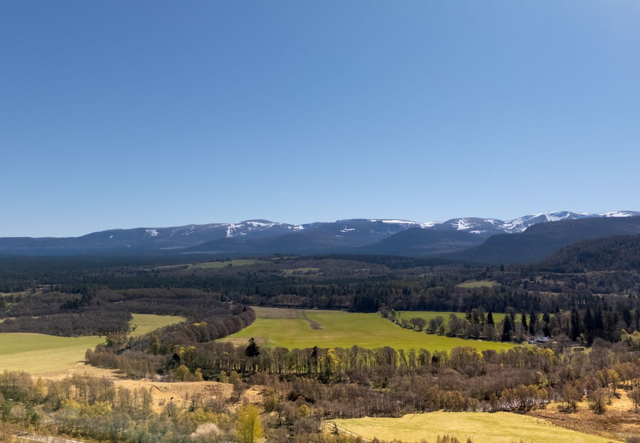 Country house in Aviemore - Lynwilg House - Large Group Holiday Home