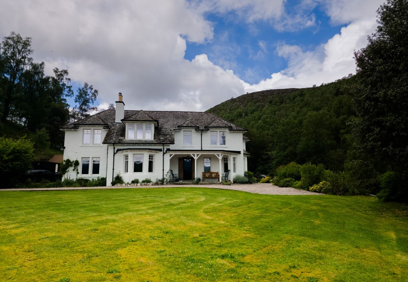 Country house in Aviemore - Lynwilg House - Large Group Holiday Home