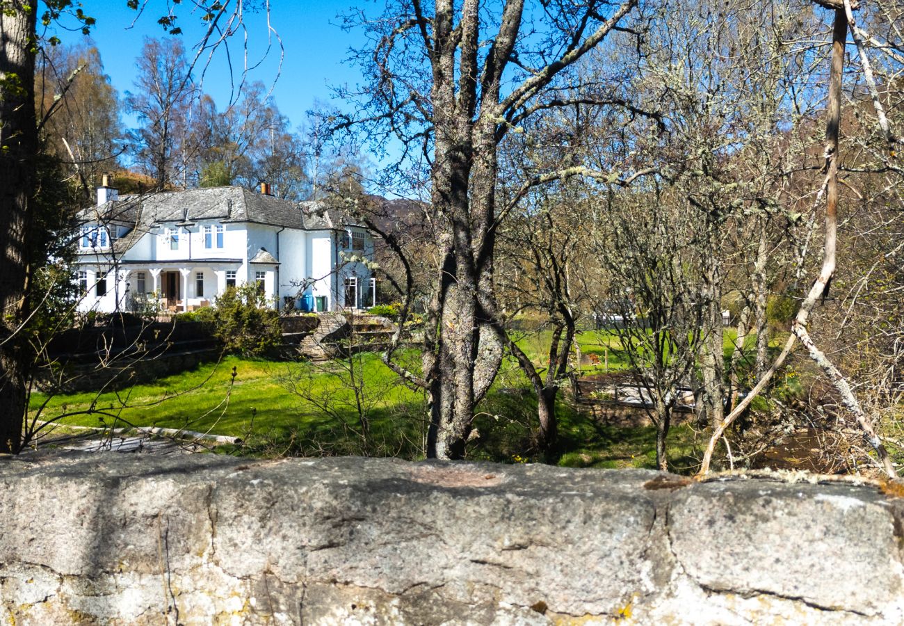 Country house in Aviemore - Lynwilg House - Large Group Holiday Home