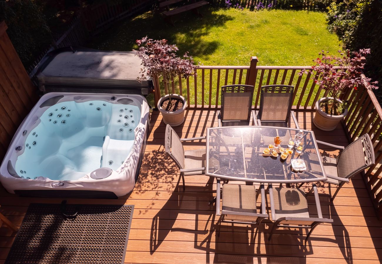 House in Boat of Garten - Red Squirrel Lodge - hot tub in Cairngorms