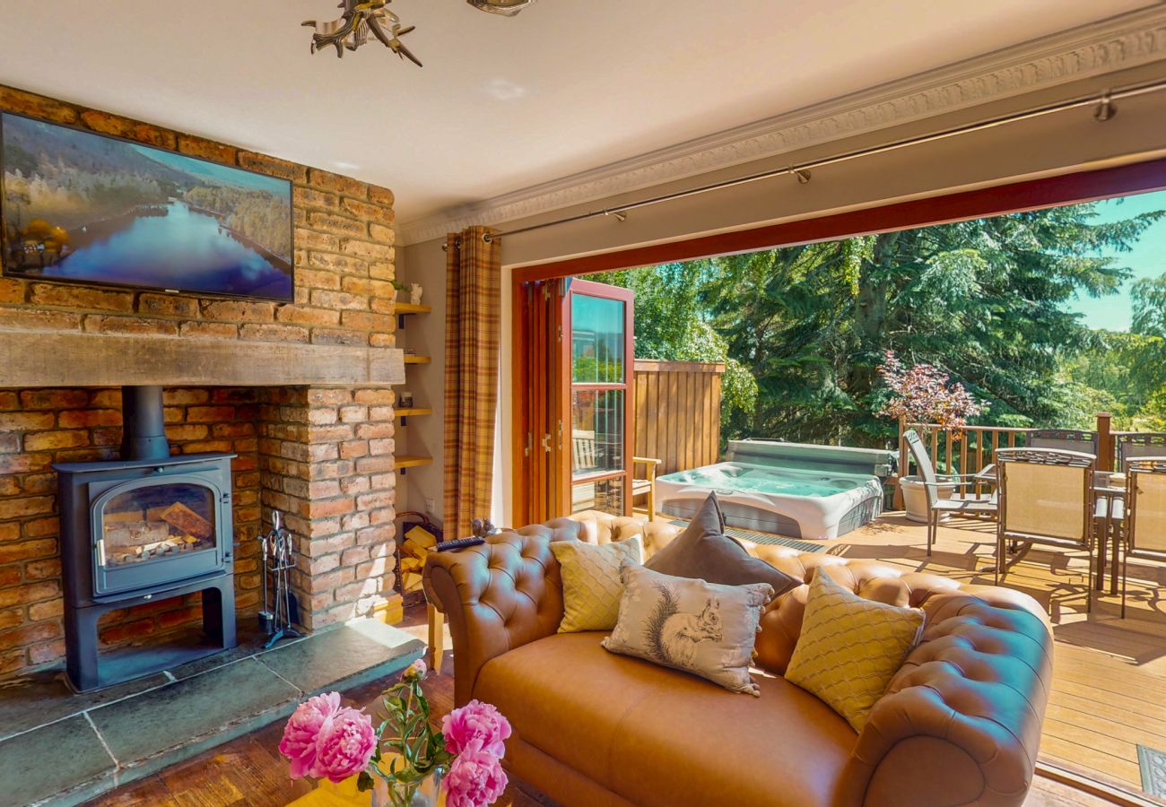 House in Boat of Garten - Red Squirrel Lodge - hot tub in Cairngorms