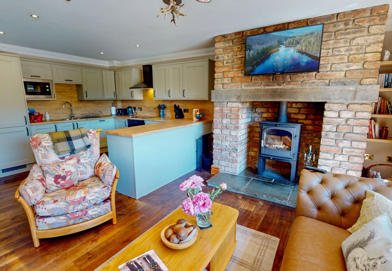 House in Boat of Garten - Red Squirrel Lodge - hot tub in Cairngorms