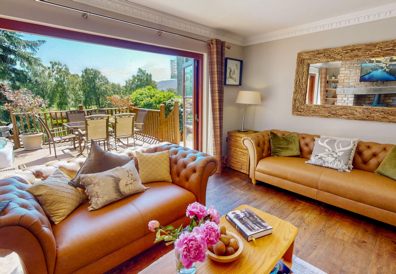 House in Boat of Garten - Red Squirrel Lodge - hot tub in Cairngorms