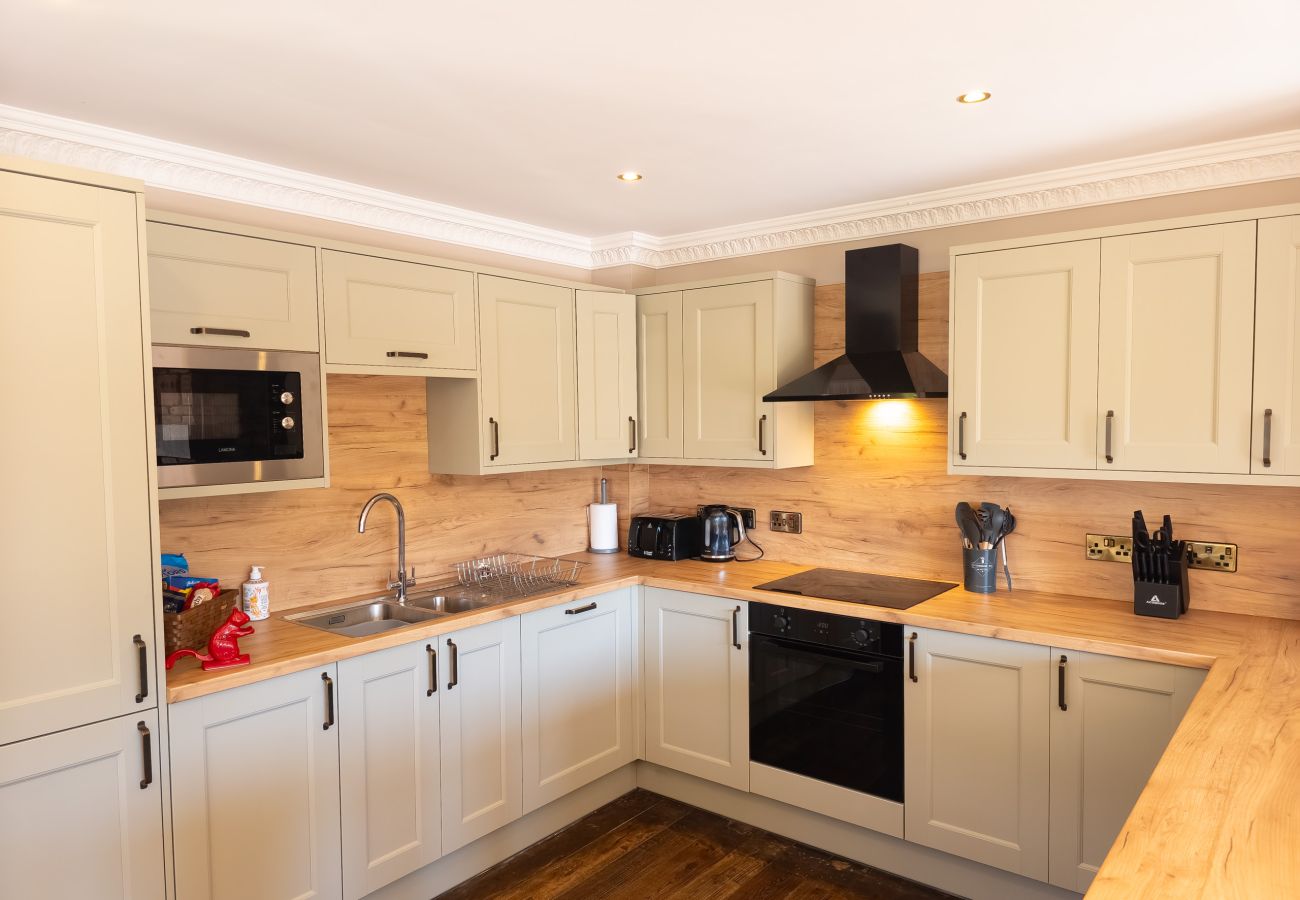 House in Boat of Garten - Red Squirrel Lodge - hot tub in Cairngorms