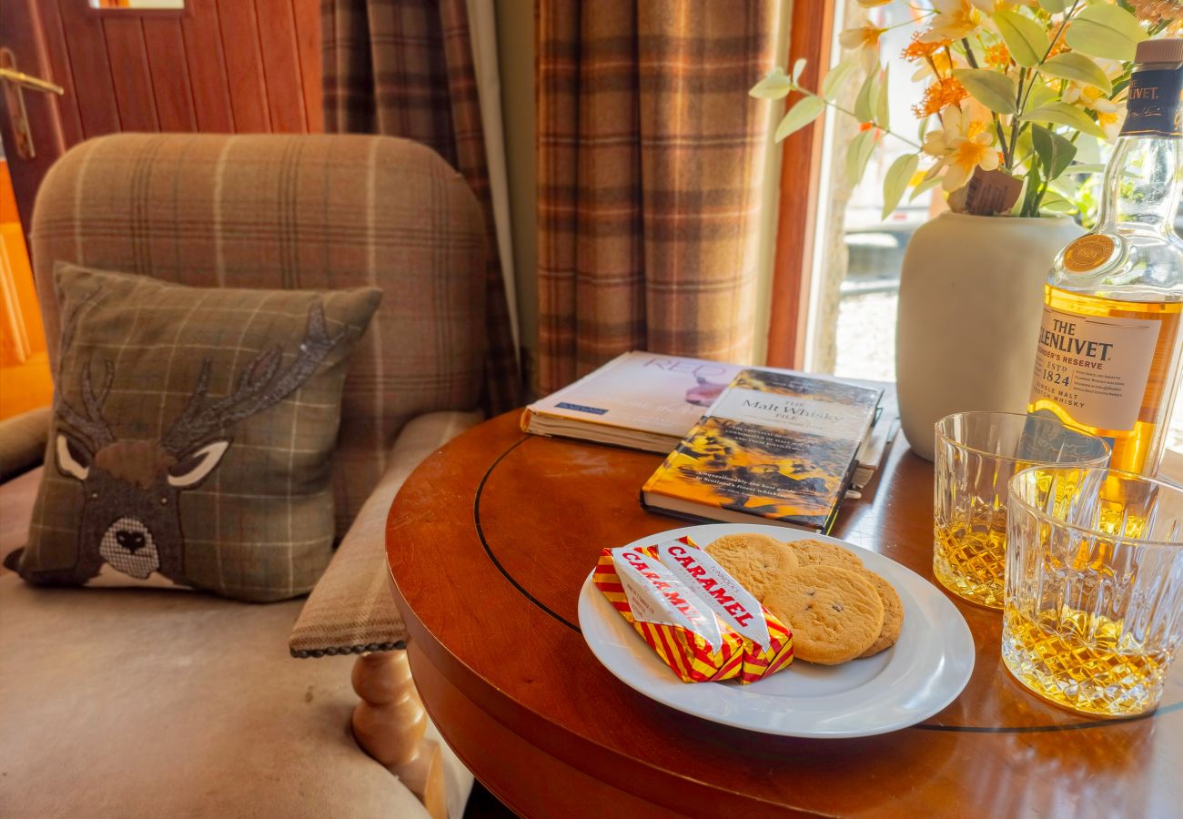 House in Boat of Garten - Red Squirrel Lodge - hot tub in Cairngorms