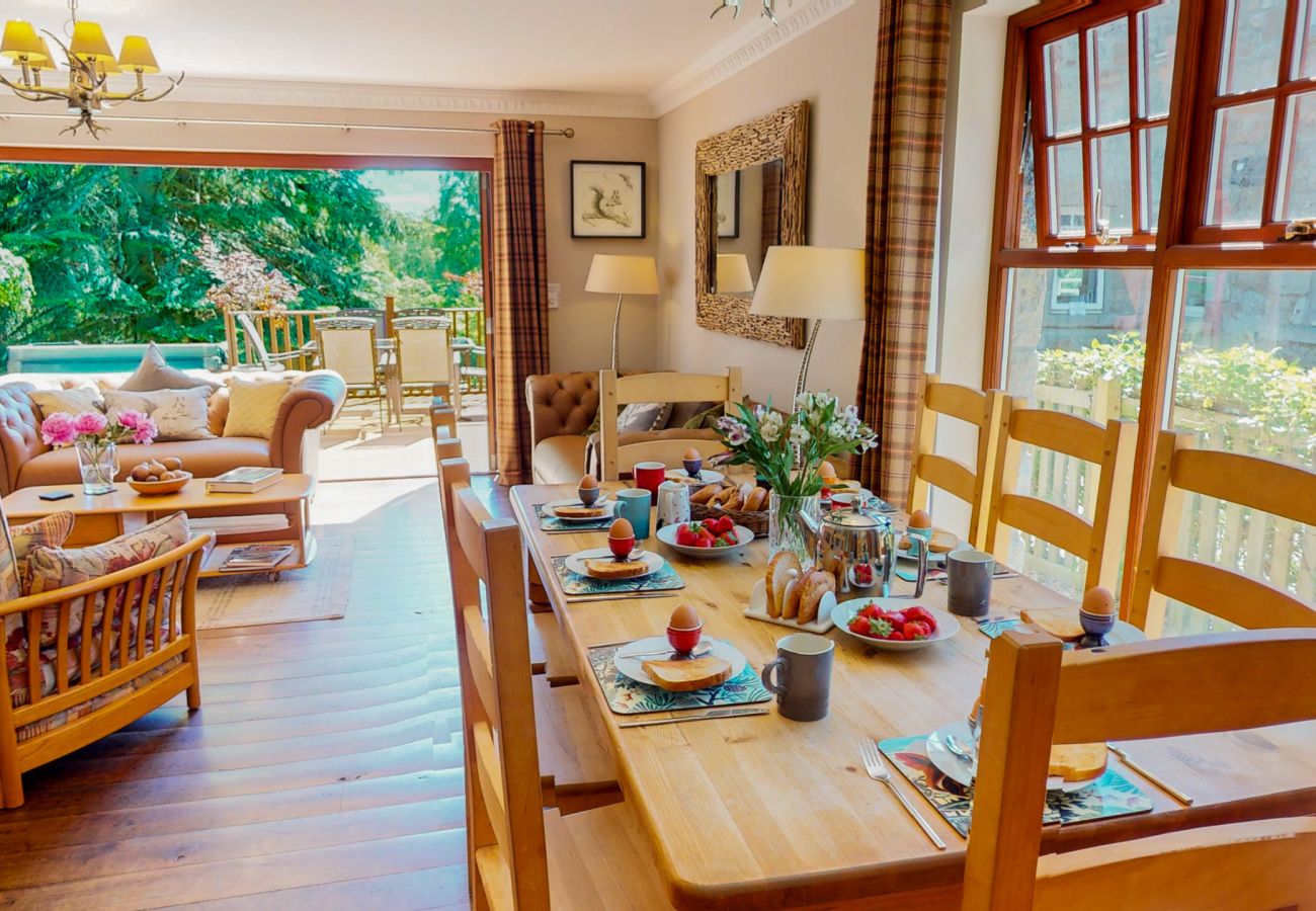 House in Boat of Garten - Red Squirrel Lodge - hot tub in Cairngorms