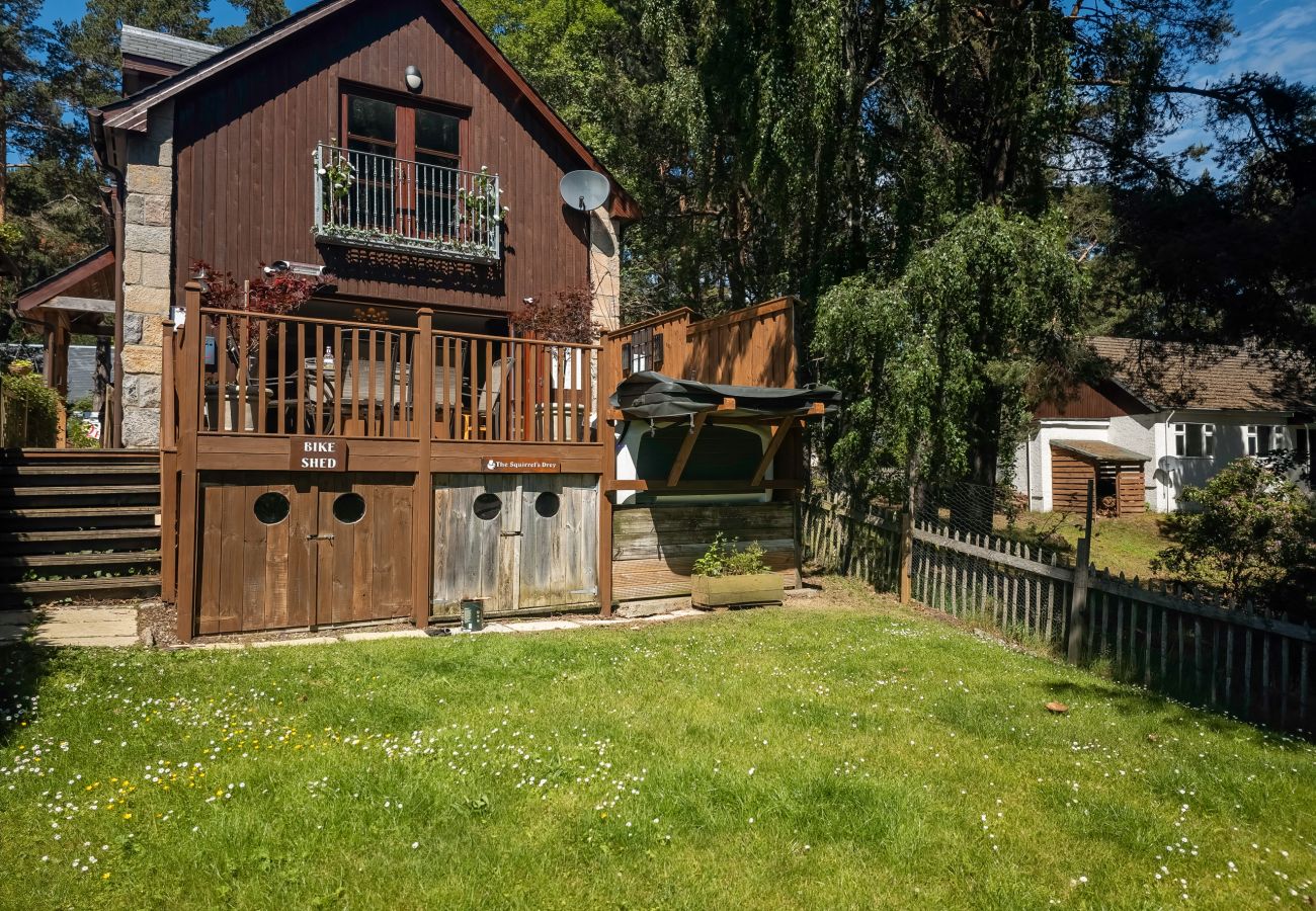 House in Boat of Garten - Red Squirrel Lodge - hot tub in Cairngorms