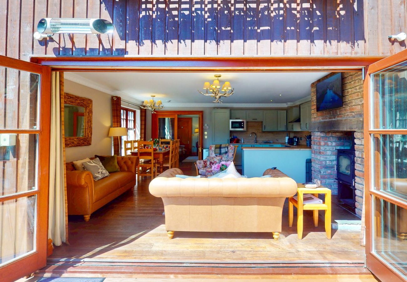 House in Boat of Garten - Red Squirrel Lodge - hot tub in Cairngorms