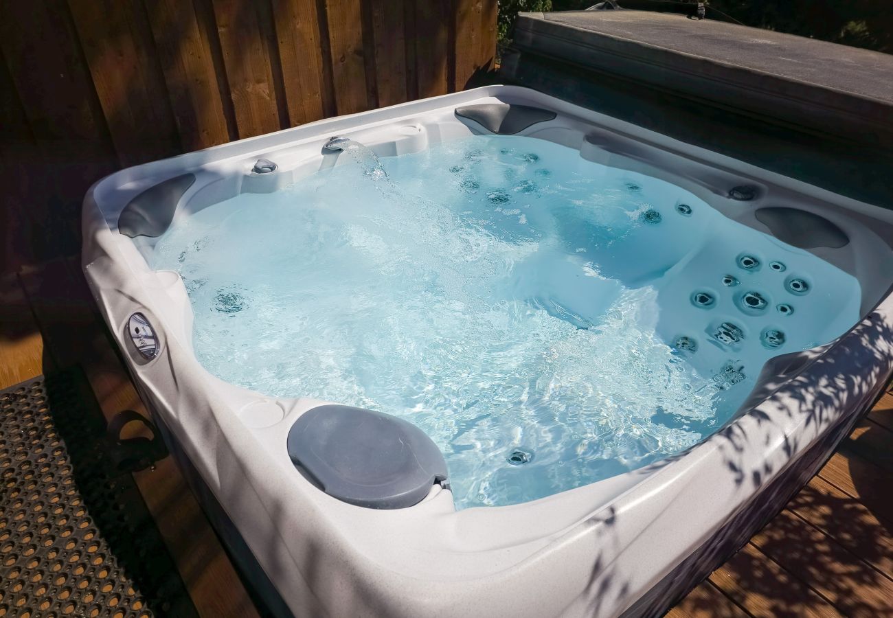 House in Boat of Garten - Red Squirrel Lodge - hot tub in Cairngorms
