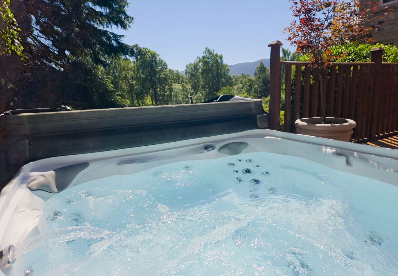 House in Boat of Garten - Red Squirrel Lodge - hot tub in Cairngorms