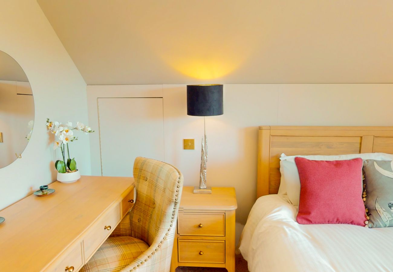 House in Boat of Garten - Red Squirrel Lodge - hot tub in Cairngorms