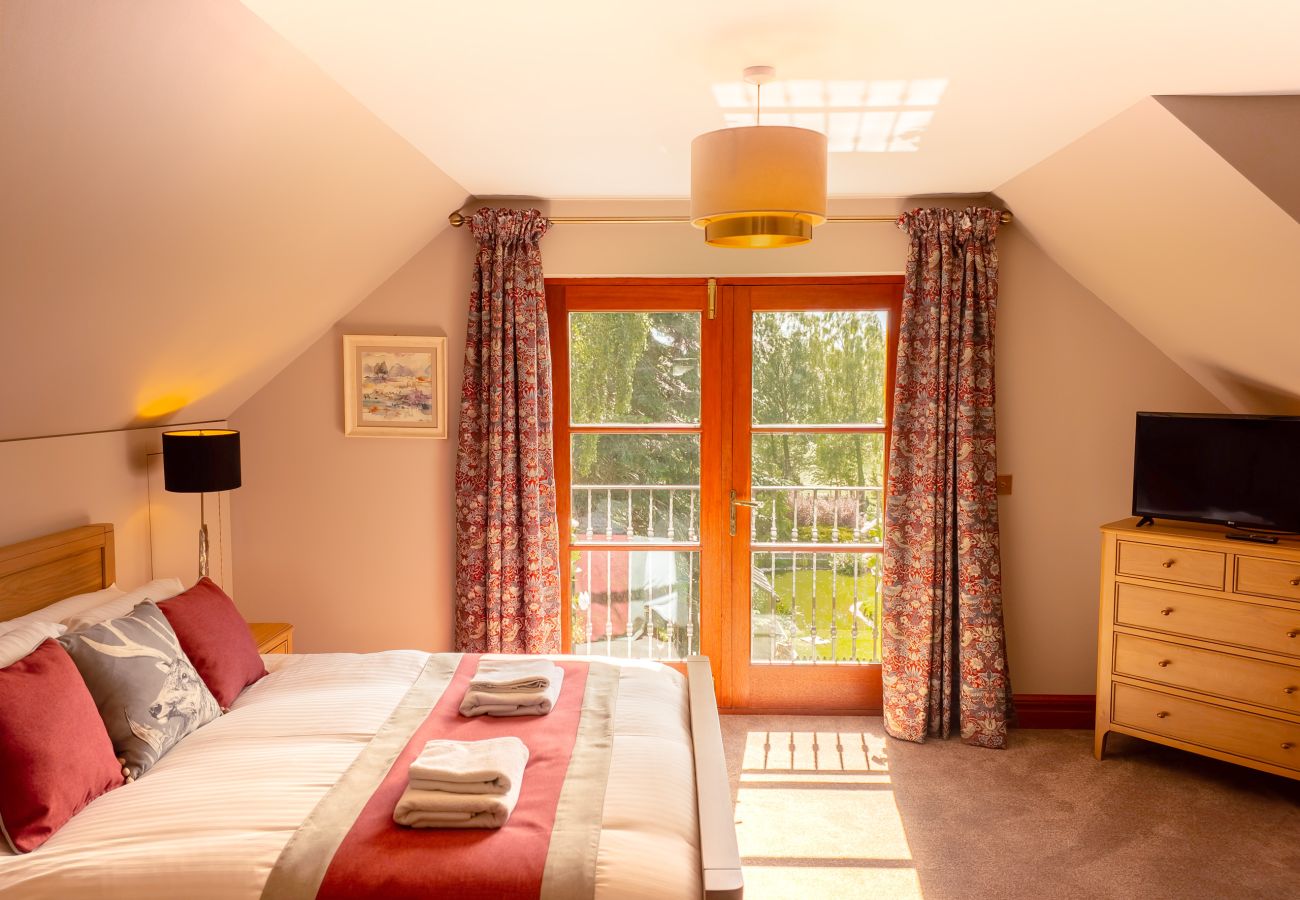 House in Boat of Garten - Red Squirrel Lodge - hot tub in Cairngorms