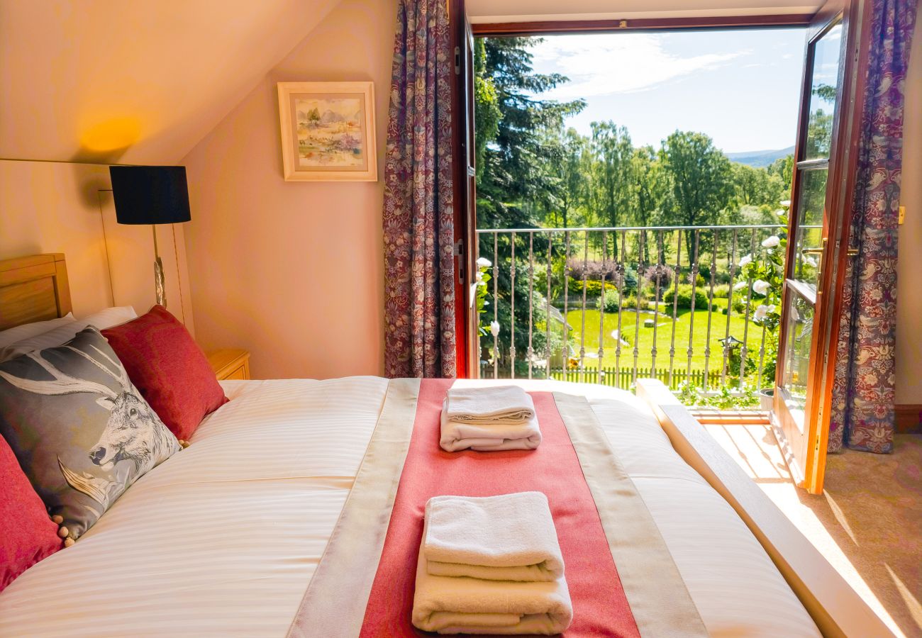 House in Boat of Garten - Red Squirrel Lodge - hot tub in Cairngorms