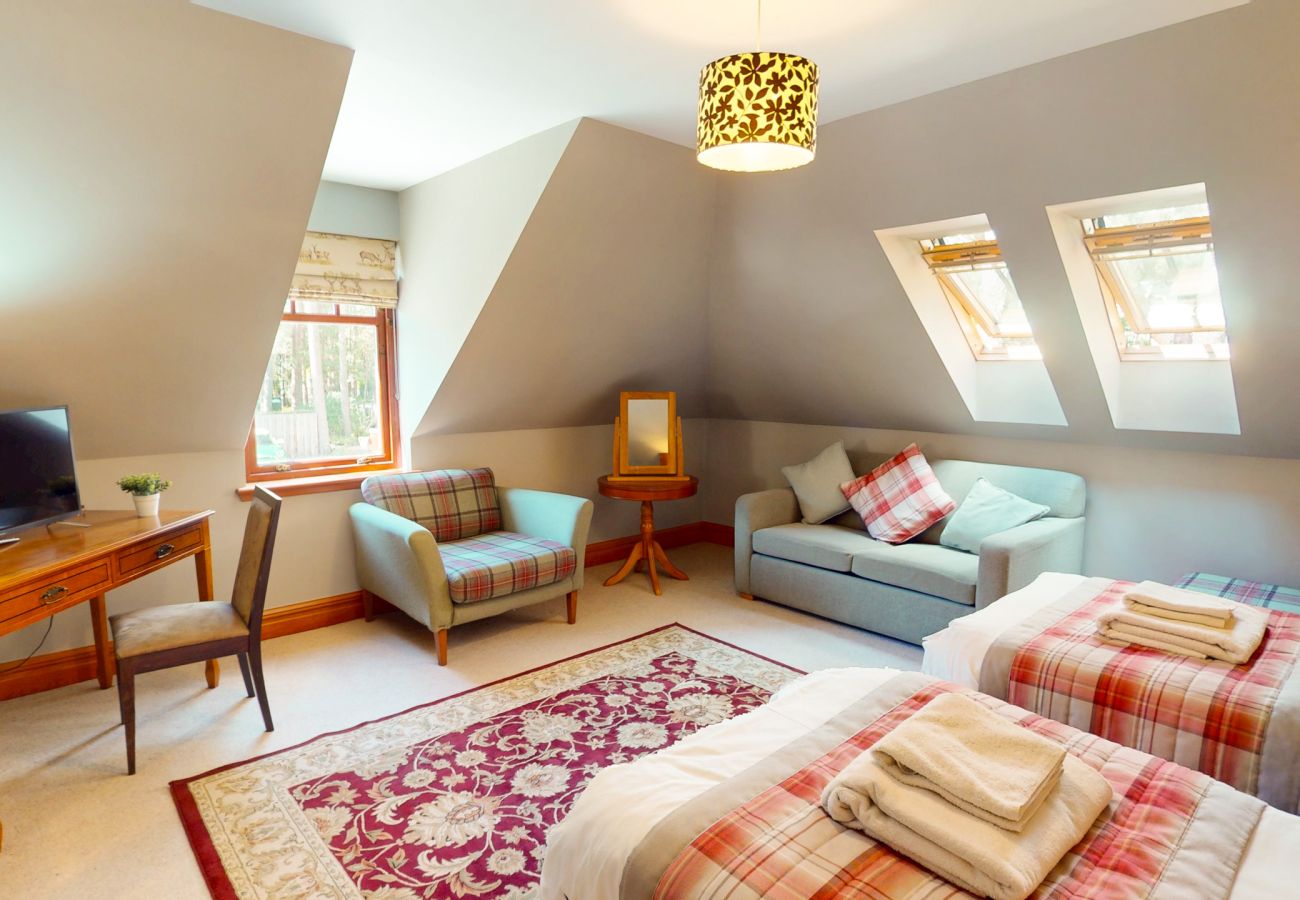 House in Boat of Garten - Red Squirrel Lodge - hot tub in Cairngorms