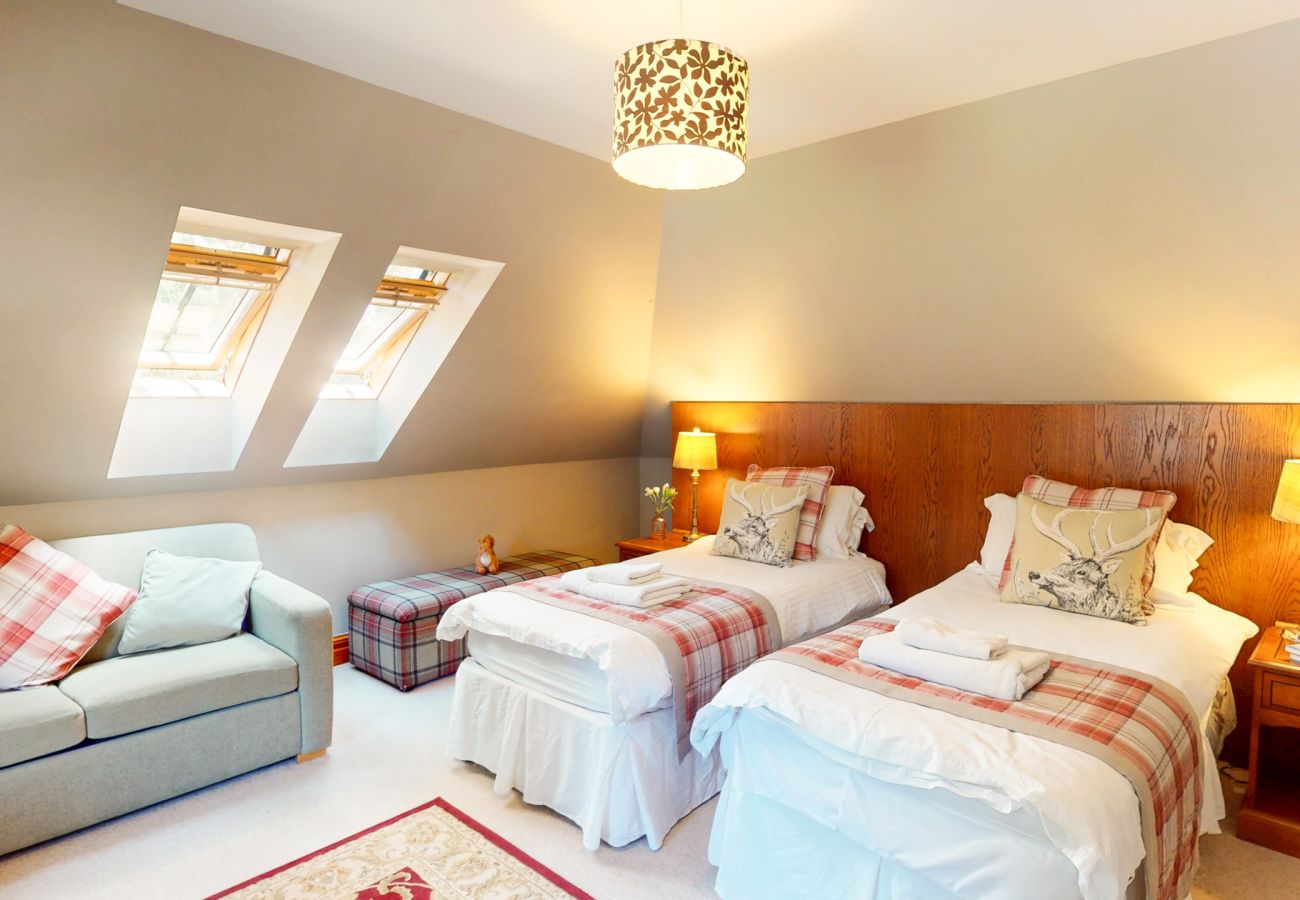 House in Boat of Garten - Red Squirrel Lodge - hot tub in Cairngorms