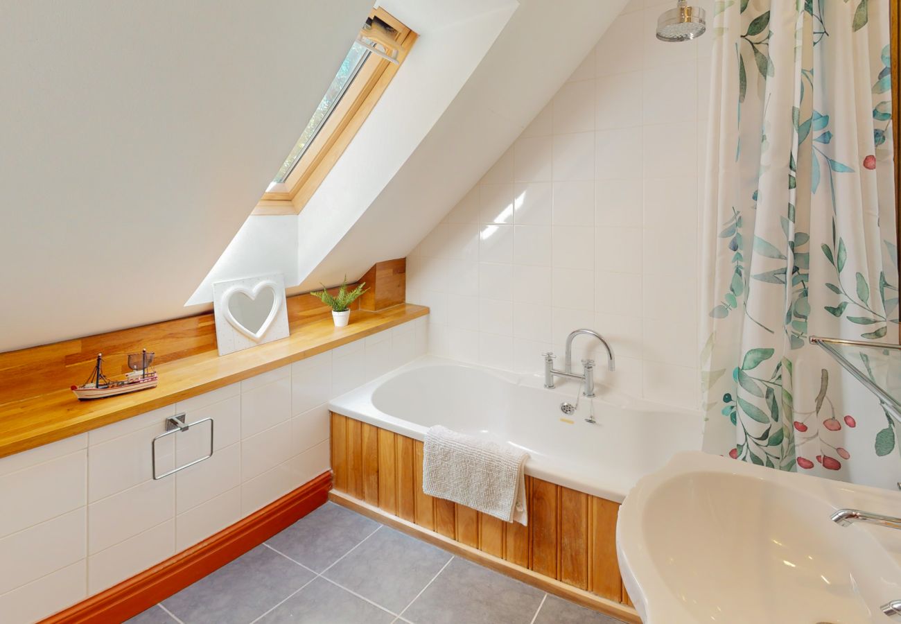 House in Boat of Garten - Red Squirrel Lodge - hot tub in Cairngorms