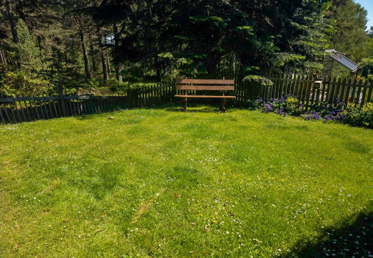 House in Boat of Garten - Red Squirrel Lodge - hot tub in Cairngorms