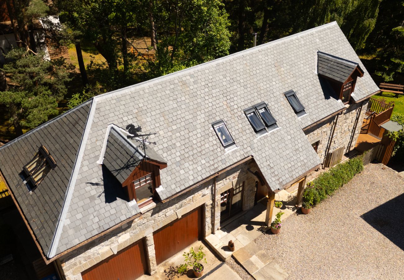 House in Boat of Garten - Red Squirrel Lodge - hot tub in Cairngorms