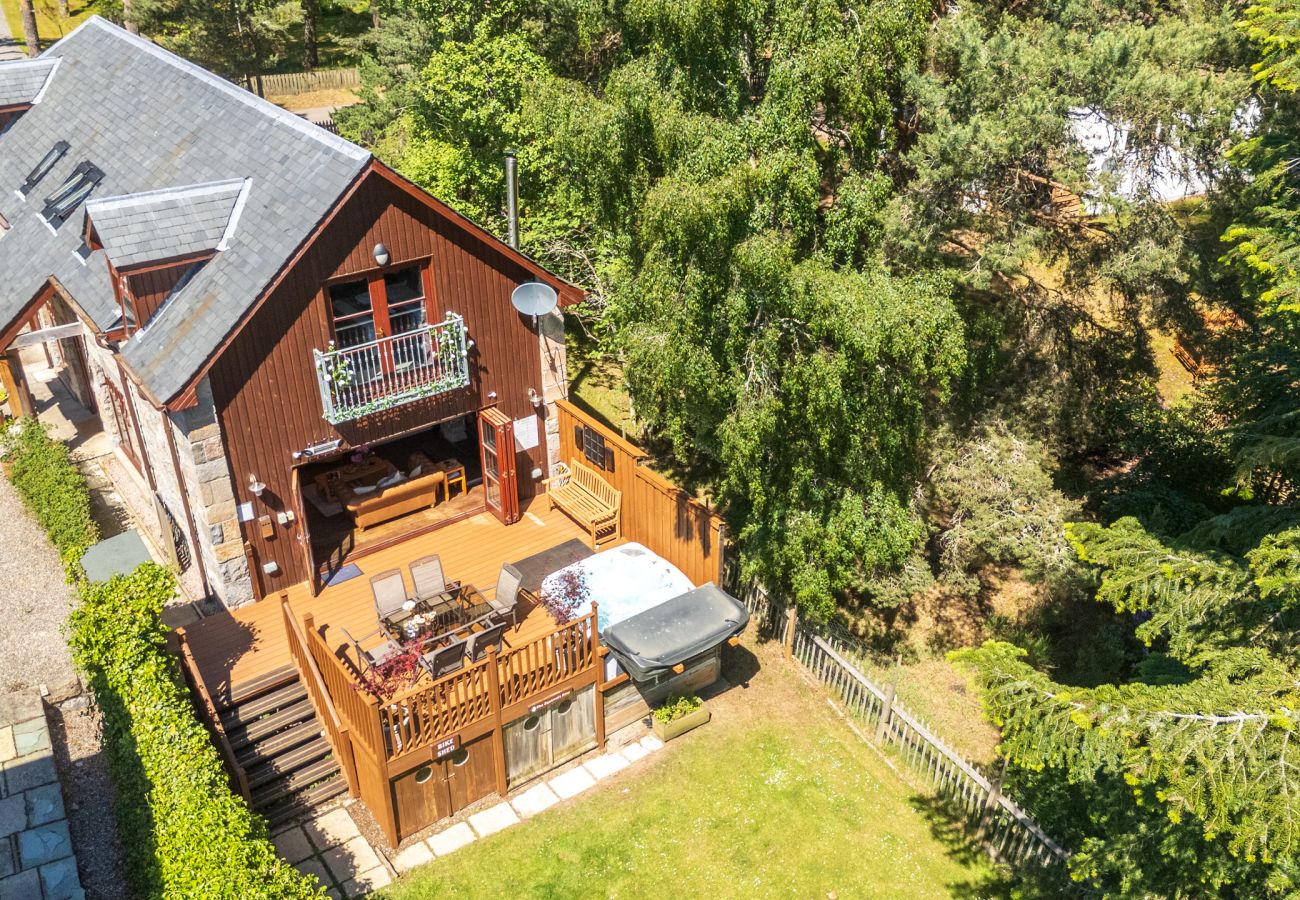 House in Boat of Garten - Red Squirrel Lodge - hot tub in Cairngorms
