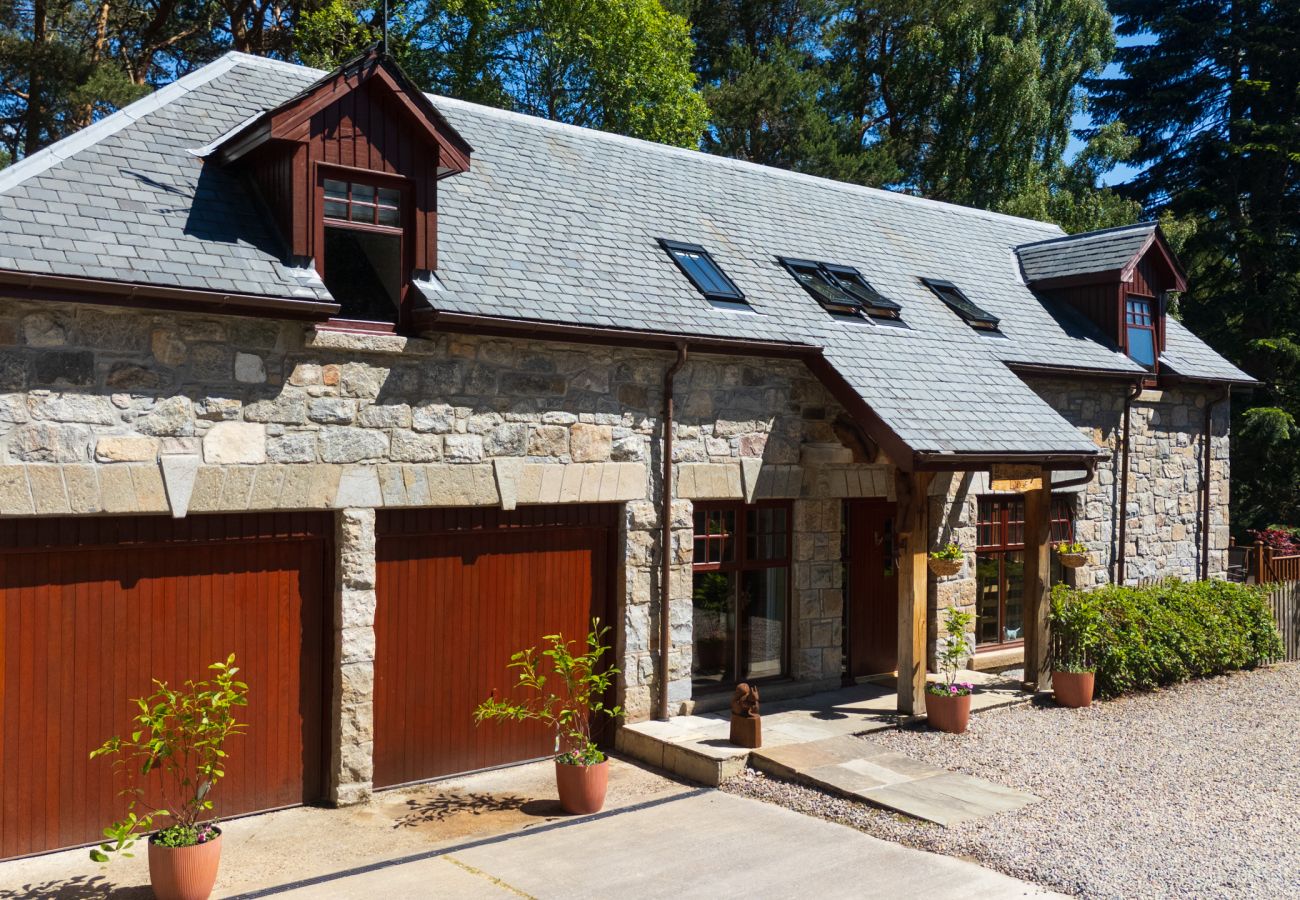 House in Boat of Garten - Red Squirrel Lodge - hot tub in Cairngorms