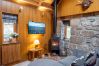House in Boat of Garten - Wildcat Lodge - couples retreat for two with a hot tub