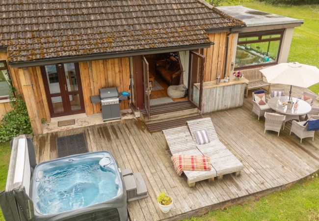 House in Drumnadrochit - Kinloch Lodge - Highland hot tub lodge close to Loch Ness