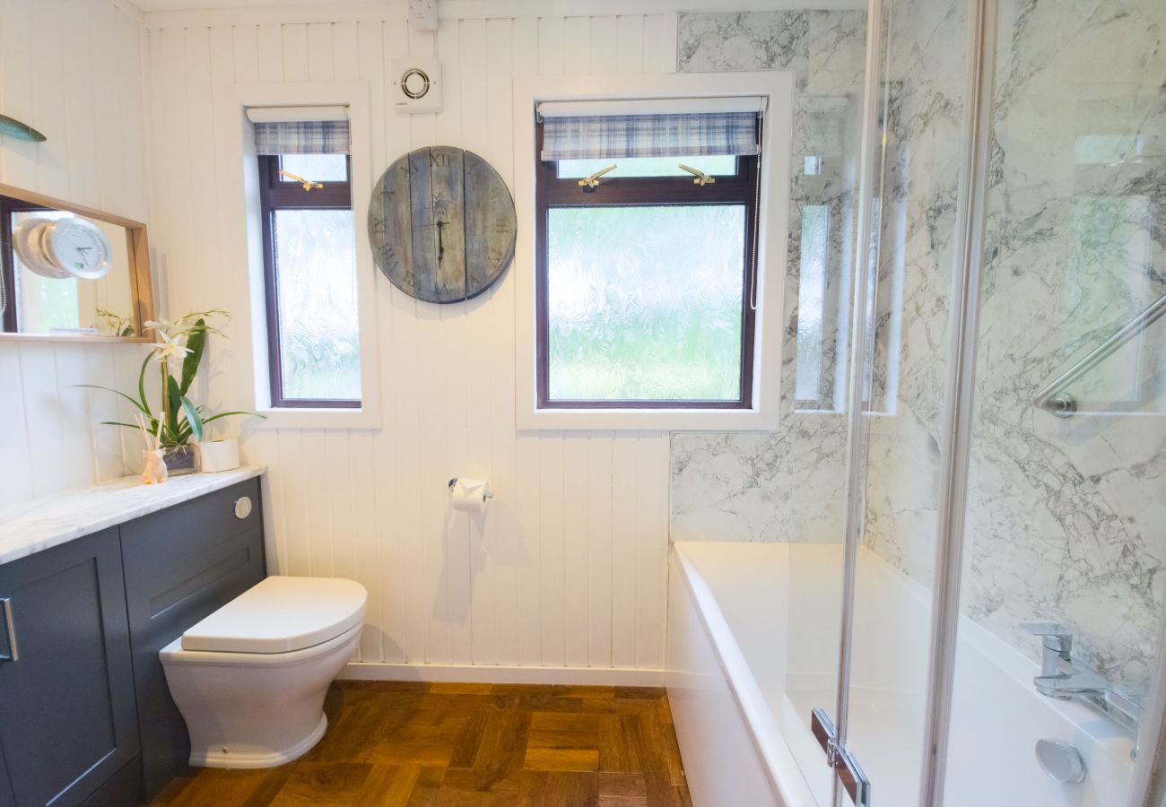 House in Drumnadrochit - Kinloch Lodge - Highland hot tub lodge close to Loch Ness