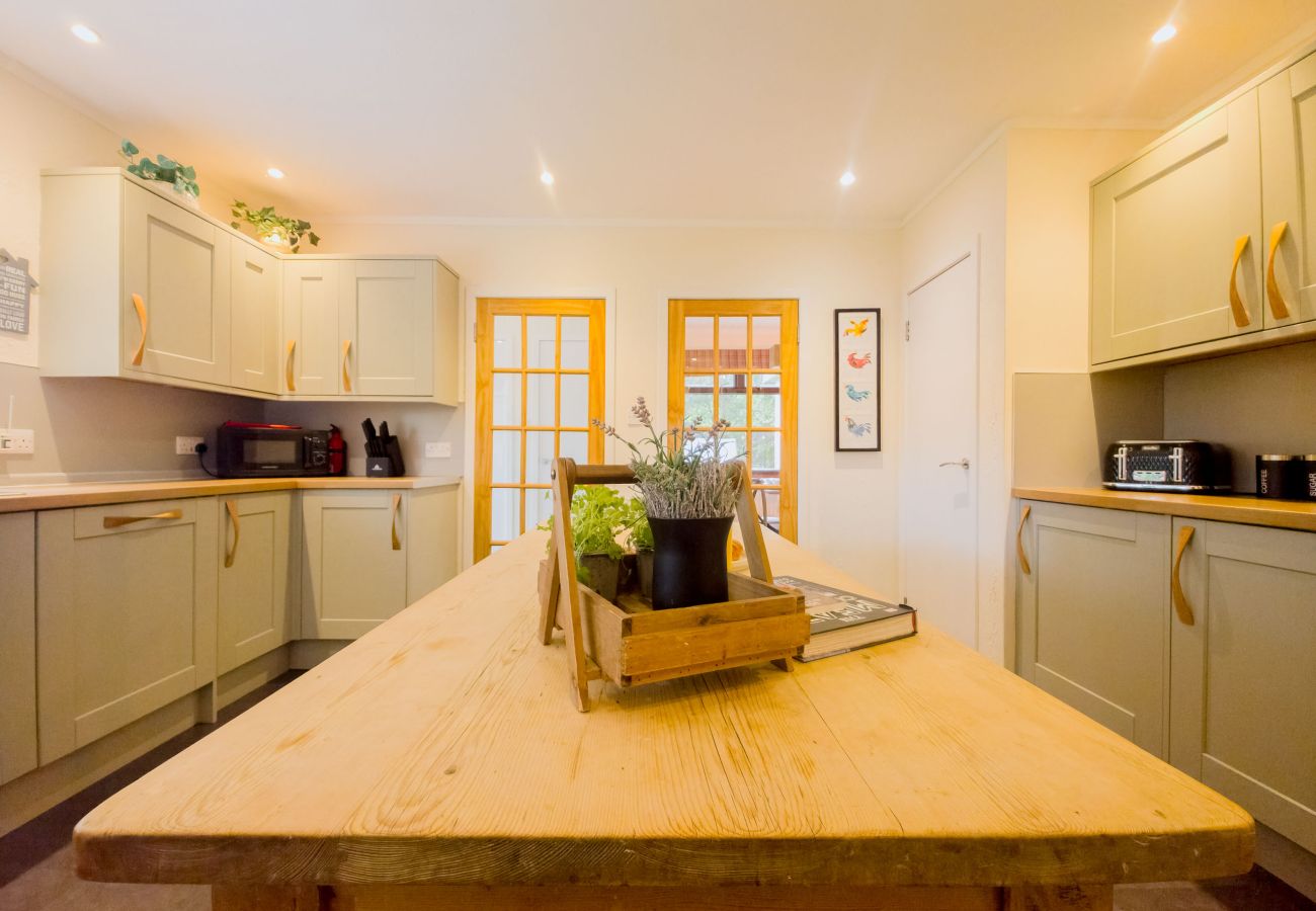 House in Drumnadrochit - Kinloch Lodge - Highland hot tub lodge close to Loch Ness