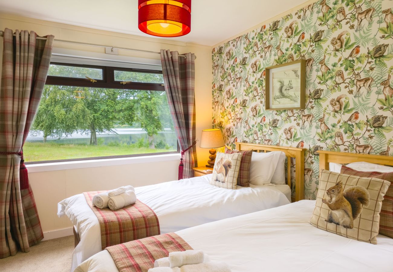 House in Drumnadrochit - Kinloch Lodge - Highland hot tub lodge close to Loch Ness
