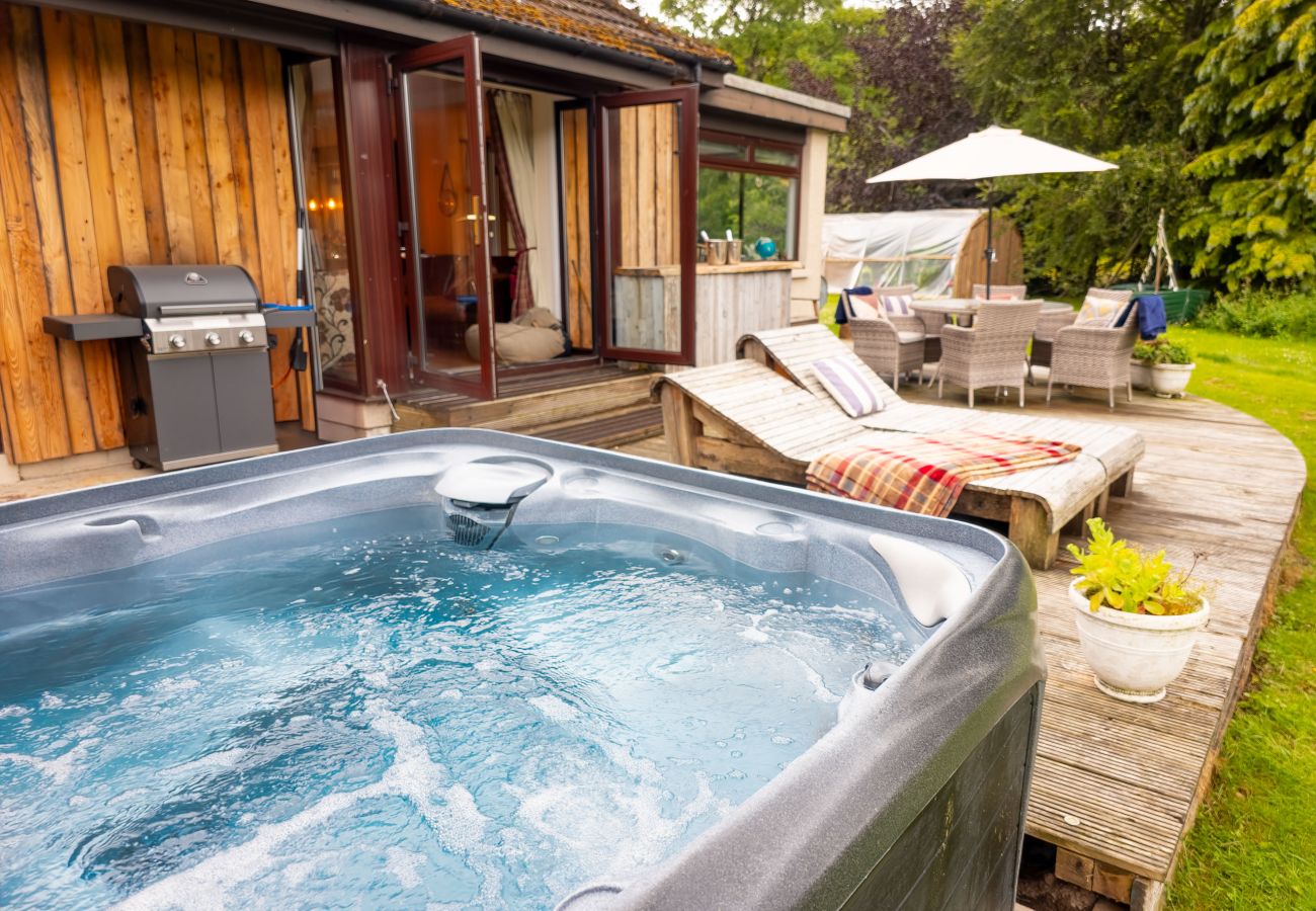 House in Drumnadrochit - Kinloch Lodge - Highland hot tub lodge close to Loch Ness