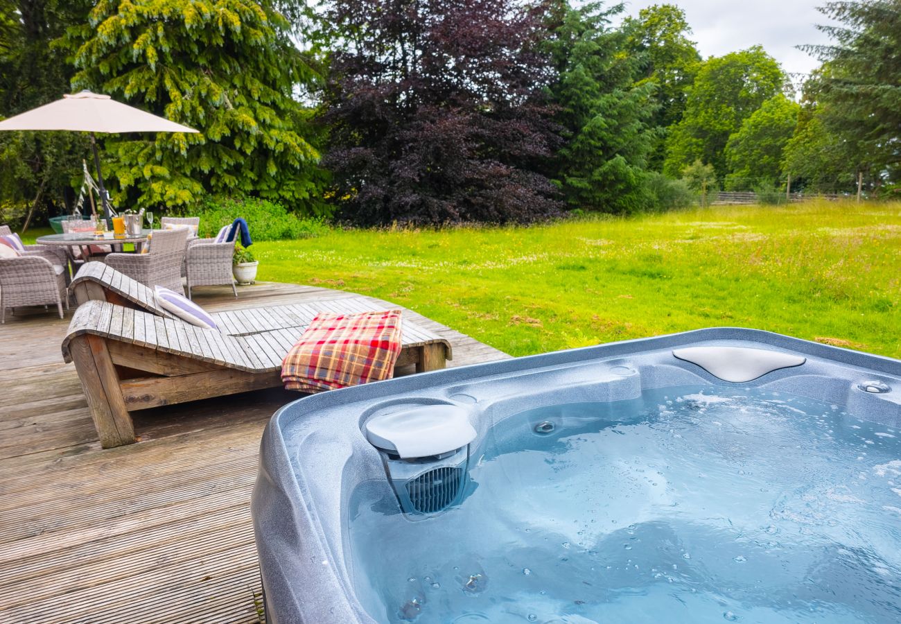 House in Drumnadrochit - Kinloch Lodge - Highland hot tub lodge close to Loch Ness