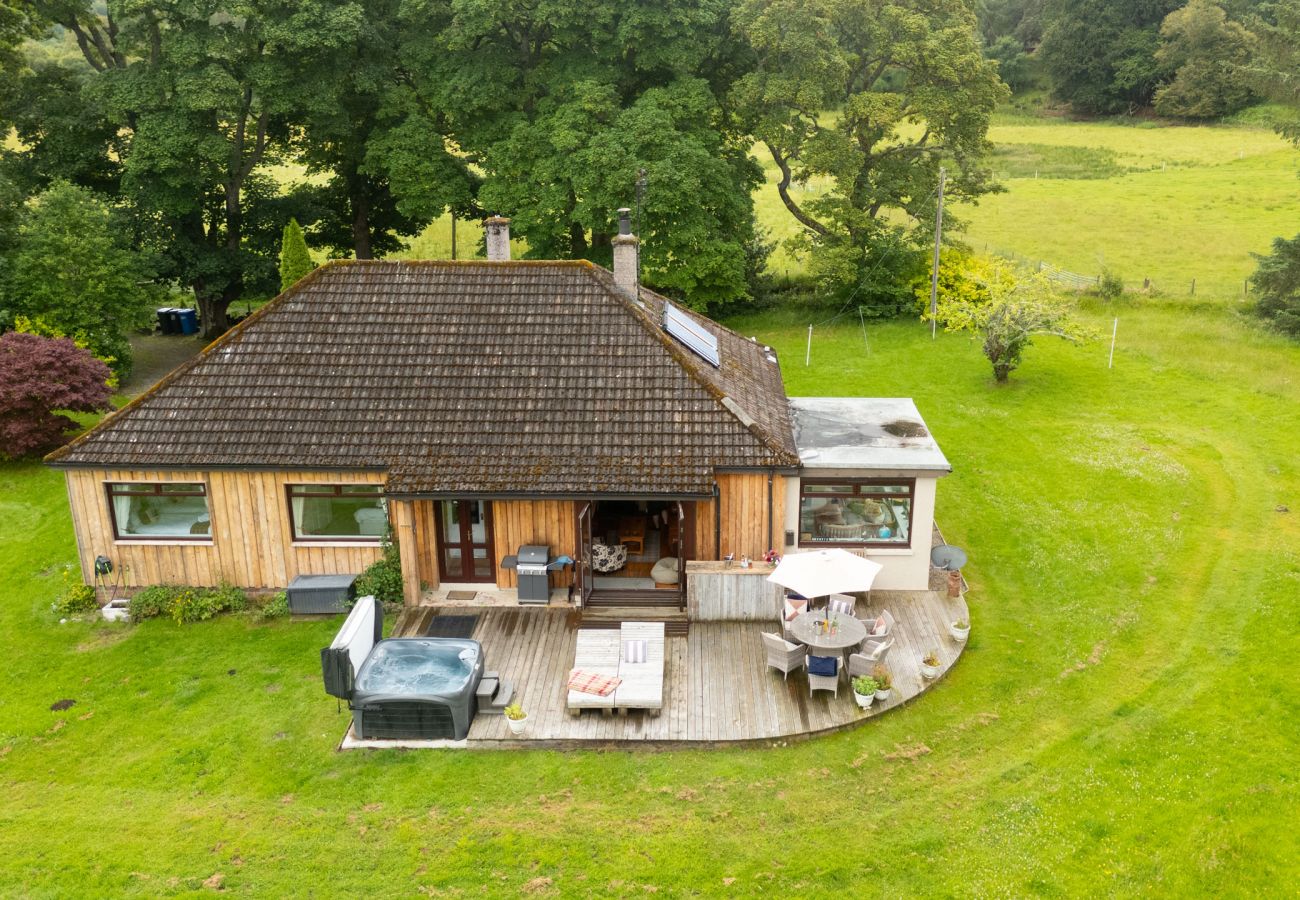 House in Drumnadrochit - Kinloch Lodge - Highland hot tub lodge close to Loch Ness