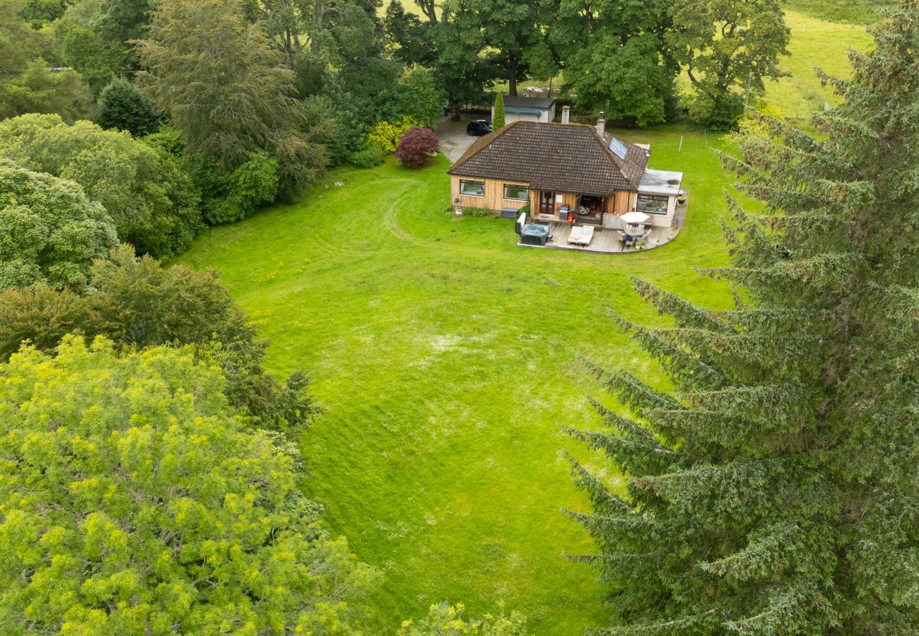 House in Drumnadrochit - Kinloch Lodge - Highland hot tub lodge close to Loch Ness