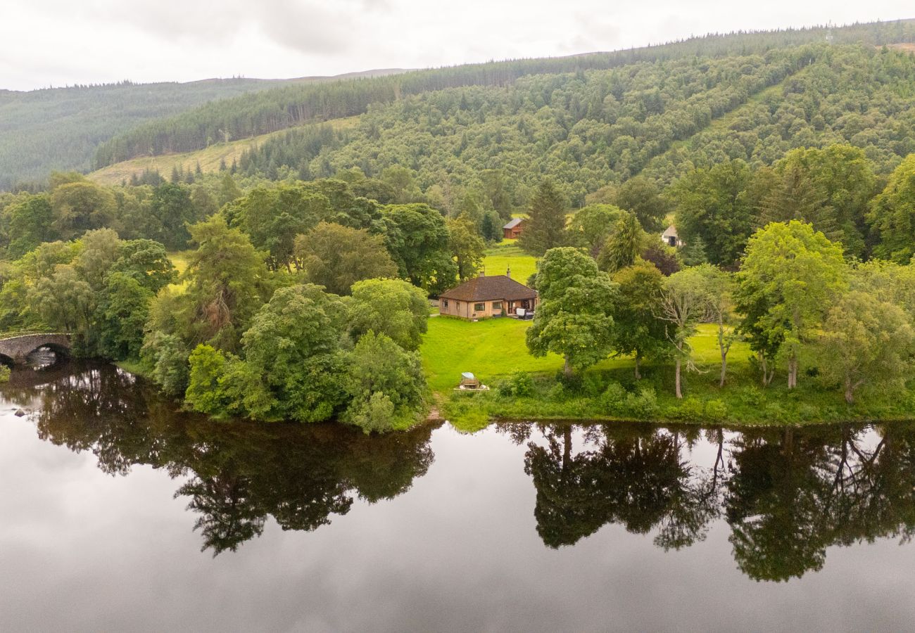 House in Drumnadrochit - Kinloch Lodge - Highland hot tub lodge close to Loch Ness